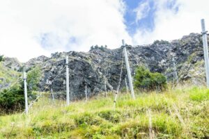 Ein Steinschlagzaun oberhalb des Weges