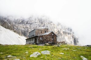 Die Pflerscher Tribulaunhütte steht auf 2369 Metern Höhe vor dem über 3000 Meter hohen Triblaun
