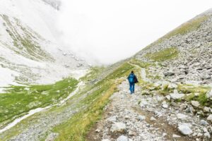 Der Wanderweg führt entlang der Tribulaunwand