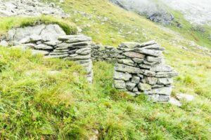 Steinmauern. Sind es Reste einer ehemaligen Hirtenhütte?