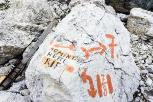 Am Abzweig, zehn Minuten vor oder nach der Hütte