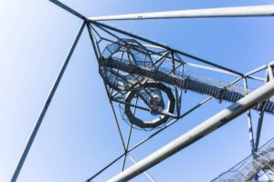 Die Plattformen des Tetraeders vom Boden aus gesehen