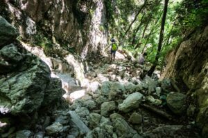 Hier beginnt der Abstieg durch die kleine Schlucht