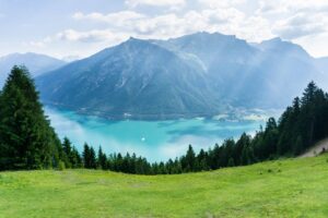 Schon von der Bergstation aus haben wir einen schönen Blick auf den Achensee