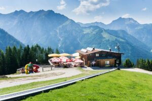 Das Alpengasthaus Karwendel liegt nur wenige Meter von der Bergstation entfernt