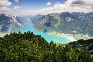 Die Belohnung nach dem Aufstieg: Der Blick vom Bärenkopf-Gipfel über den Achensee