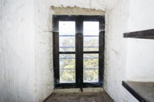 Ein Fenster voller Spinnweben