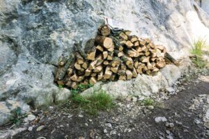 Sogar Feuerholz und Zeitungen zum Anzünden liegen hier
