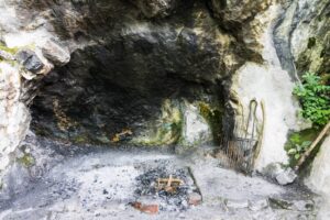 Die Feuerstelle in einer Felsnische neben der Eremo