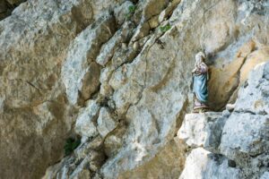 Eine kleine Madonna in einer Felsnische
