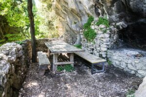 Der Picknickplatz an der Eremo liegt auch unter dem Felsvorsprung