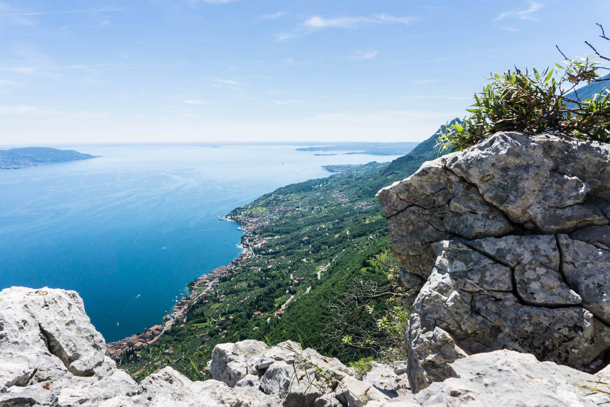 Kurz vor der Eremo kommen wir an diesen großartigen Aussichtspunkt. Der Ausblick auf den Gardasee ist grandios!