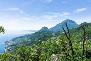 Gardaseeblick mit dem Monte Castello di Gaino und dem Monte Pizzocolo