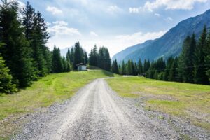 Der erste Teil des Weges verläuft über die Skipiste