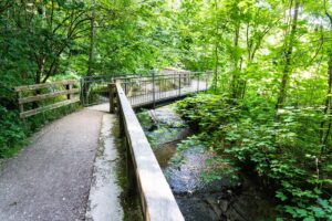 Über die Brücke queren wir den Maisinger Bach