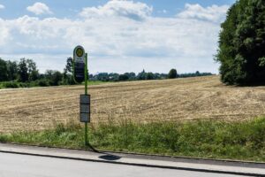 Wie man sich eine Bushaltestelle auf dem Land vorstellt: Maising Schluchtweg
