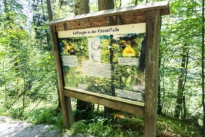 Eine der Tafeln am Wegran