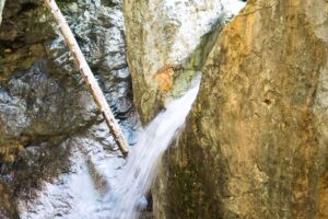Ein Mini-Wasserfall am oberen Ende der Klamm