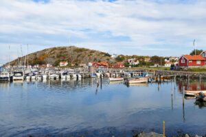 Das Ziel der kurzen Wanderung: Der Bootshafen von Asperö