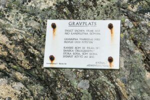 Die Tafel mit der Erklärung des Felsed