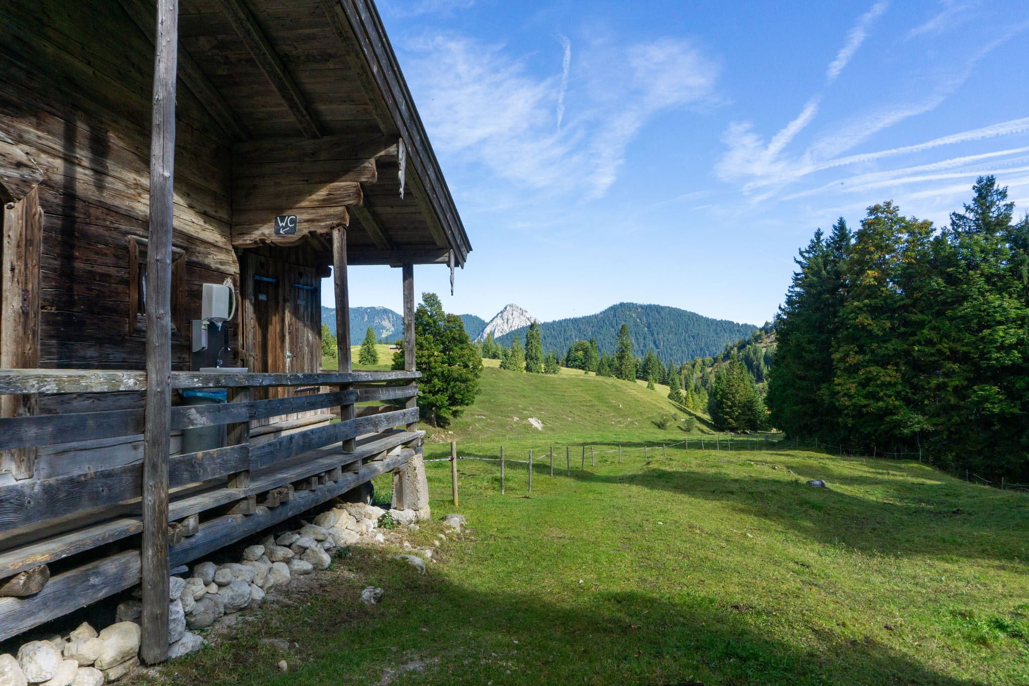 Um etwas Aussicht, wie hier auf den Leonhardstein, zu haben, müssen wir um das Stallgebäude herumschauen