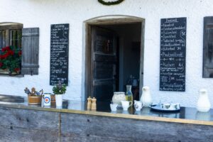 Die Speisekarte bietet Brotzeiten, Kuchen und Getränke