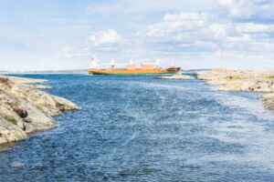 Ein Schiff passiert die Inseln