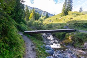 Über den Steg und dann nach links zur Königsalm
