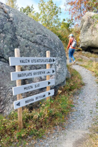 Wegweiser zu Aussichtspunkt und Badeplatz