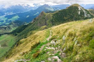 Wieder ein Blikc hinüber zur Henne, der Weg führt über Wiesen