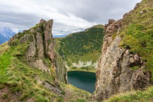 Zwischen den Felswänden hindurch geht es weiter bergab