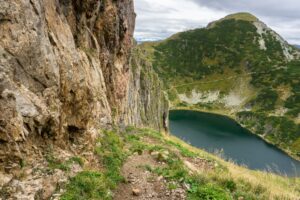 In einigen Serpentinen bergab, auch mal direkt am Fels