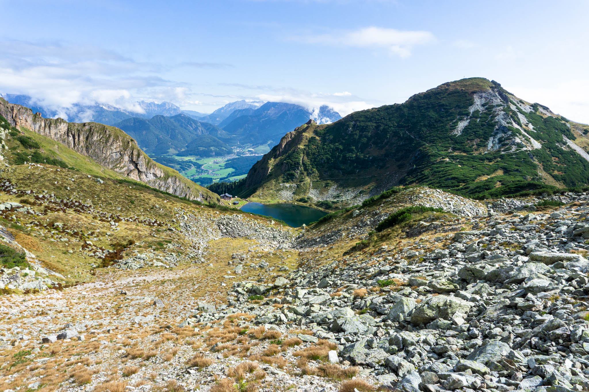Tief unten liegen der Wildsee und das Wildseeloderhaus, dahinter die Henne
