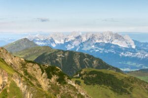 Links das Kitzbüheler Horn mit der markanten Antenne, dahinter wieder die Steinberge