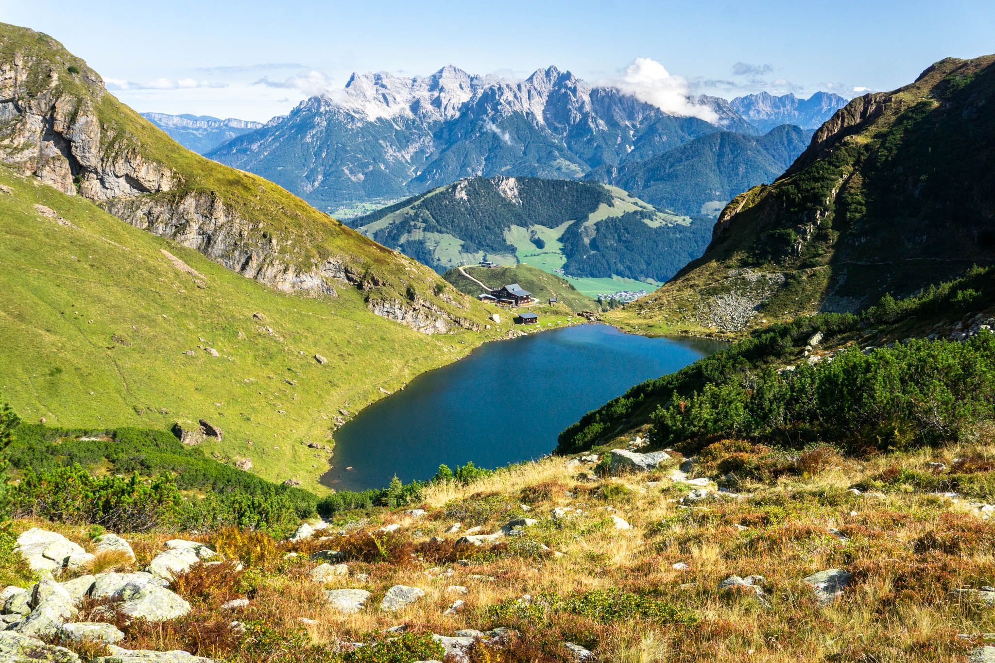 Der beste Blick, den man hier haben kann: Vom Seenieder über den Wildsee zum Wildseeloderhaus und zu den Steinbergen