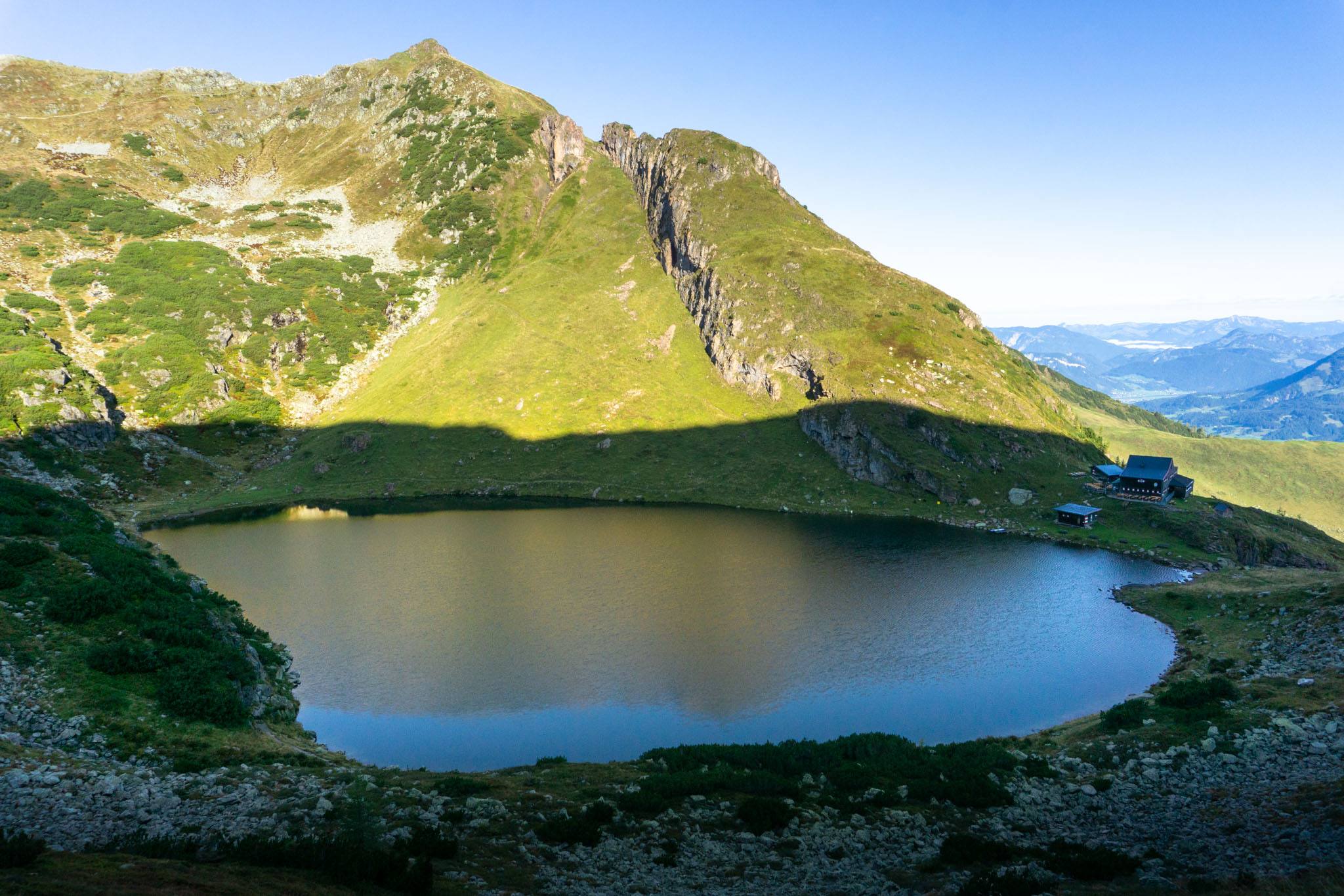 Noch liegen der Wildsee und die Hütte im Schatten, die Sonne hat es noch nicht über die Berge geschafft