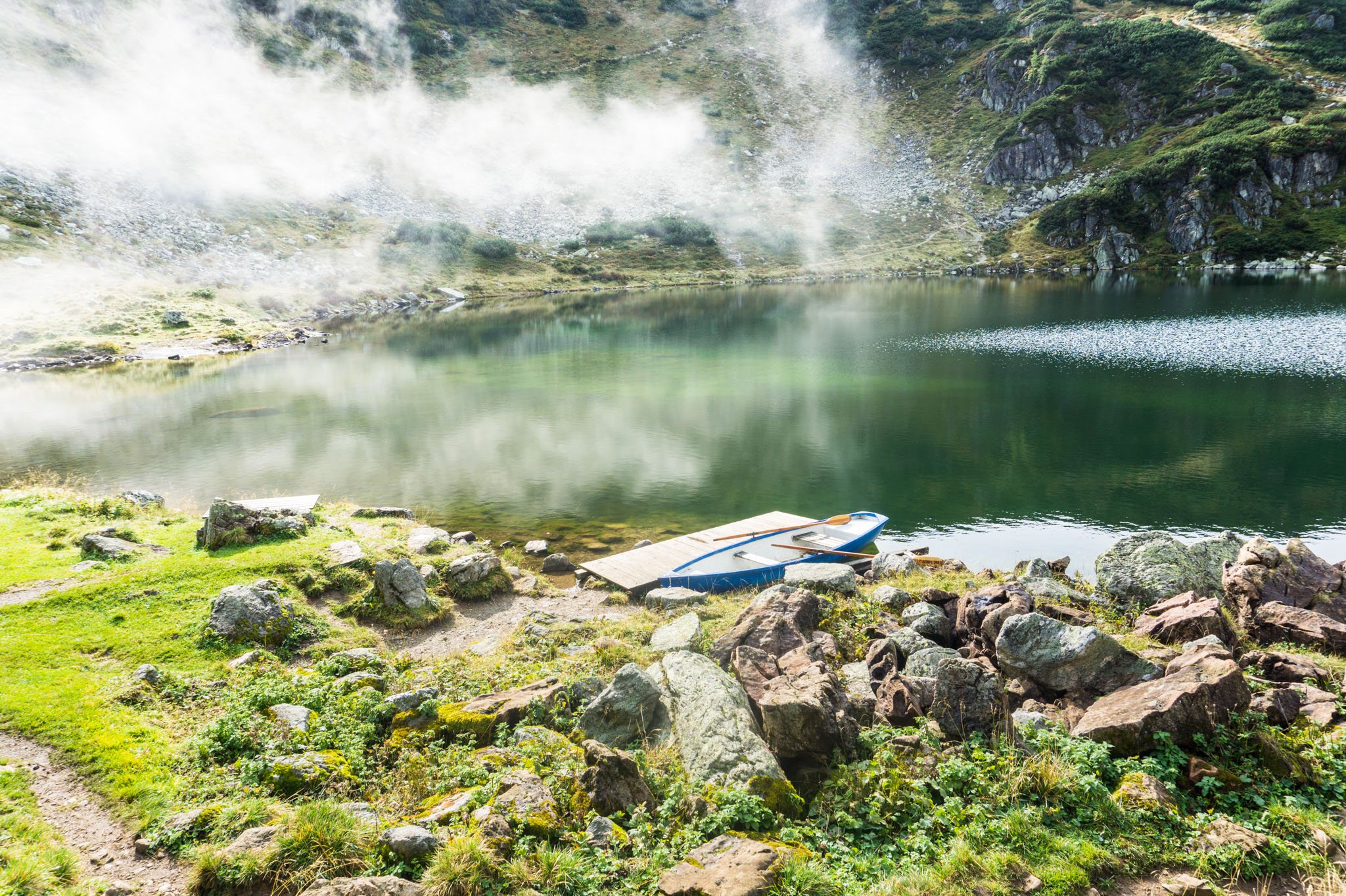 Wolkenschwaden ziehen aus dem Tal hinauf und über den Wildsee