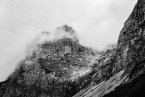 Die Dachstein-Südwand, mit Regen, Schnee und Wolken im Sommer