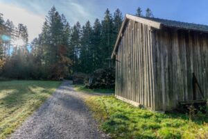 Am Stadel vorbei geht es in den Wald