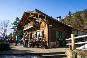 Januarsonne satt auf der Terrasse der Berggaststätte St. Martin. Oben lugt der Gipfel des Kramer hervor