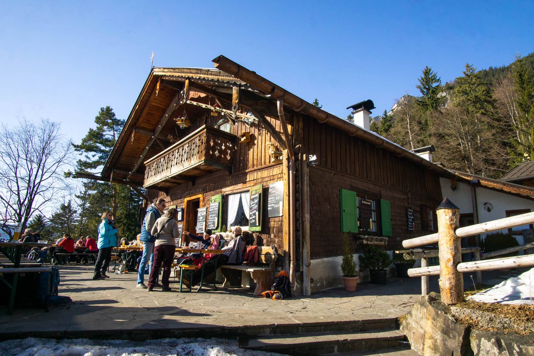 Januarsonne satt auf der Terrasse der Berggaststätte St. Martin. Oben lugt der Gipfel des Kramer hervor