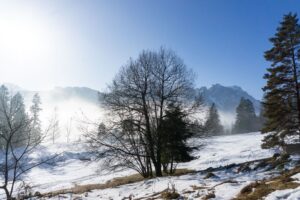 Blick auf die Kriegergedächtsniskapelle und auf die Zugspitze