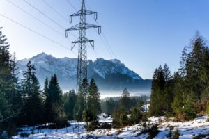 Die Stromtrasse erlaubt uns noch einmal einen Blick auf das Wettersteingebirge mit Alpspitze, Jubiläumsgrat und Zugspitze