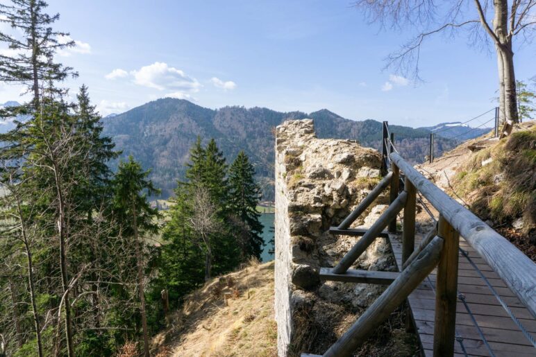 Eine der Hauptmauern der Burgruine und der Holzsteg am Eingang