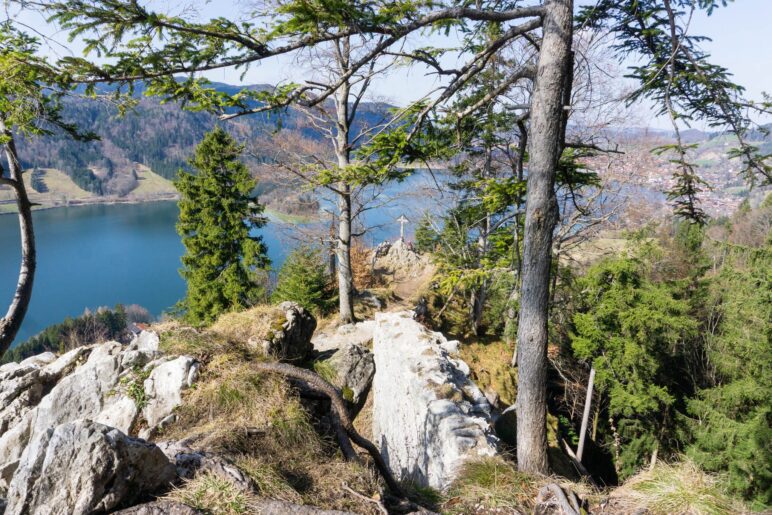 Ein Blick hinunter zum Felssporn mit dem Gipfelkreuz