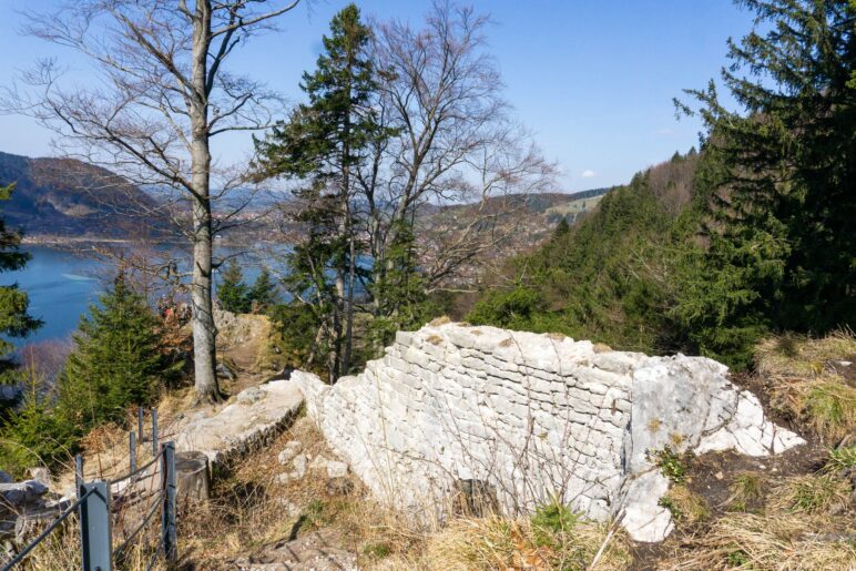 Die Kalksteine der Burgmauer strahlen in der Sonne