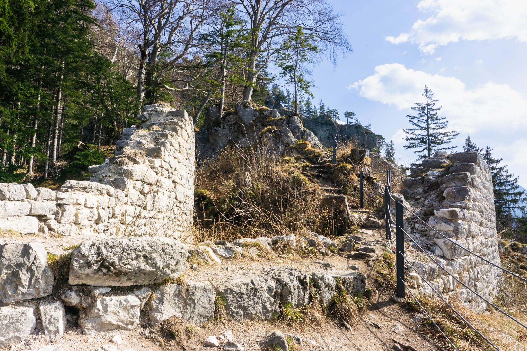In der Burgruine Hohenwaldeck über dem Schliersee