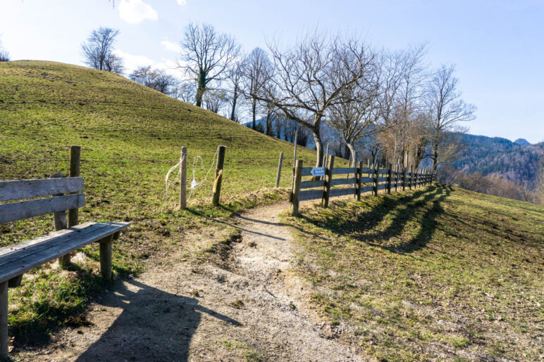 Der Abzweig zum Weg Richtung Wald und Burg