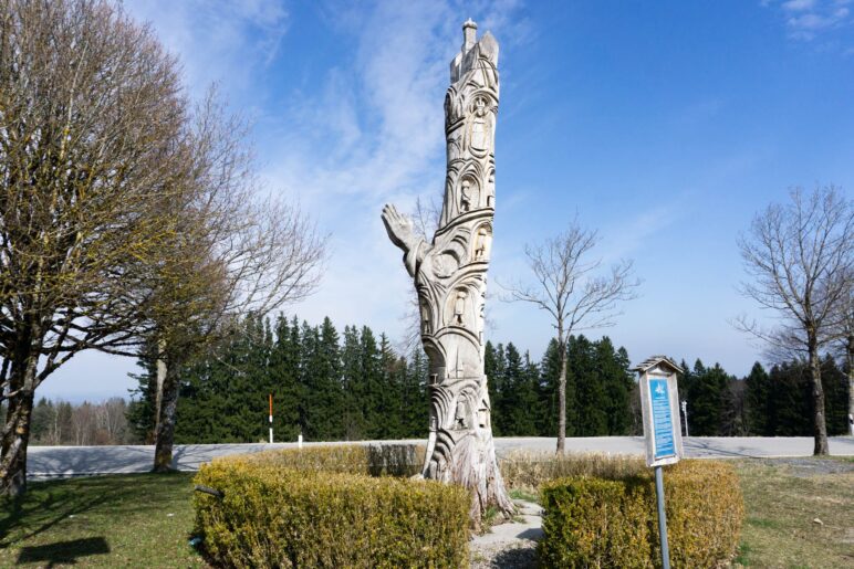 Wir passieren die Stele am unteren Parkplatz