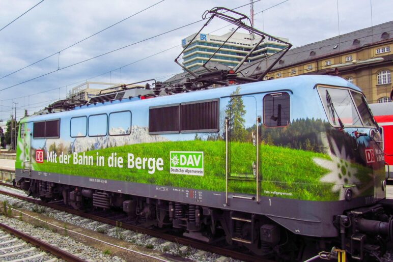 Mit der Bahn in die Berge – diese Lok fuhr 2011 in Südbayern